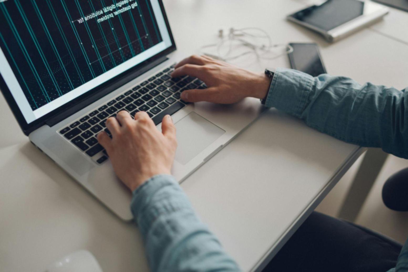 Análisis de datos financieros en pantalla