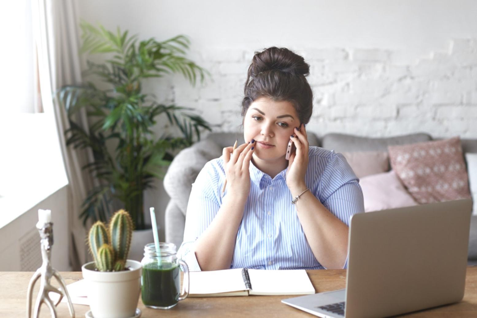 Profesionales analizando datos financieros en colaboración estratégica