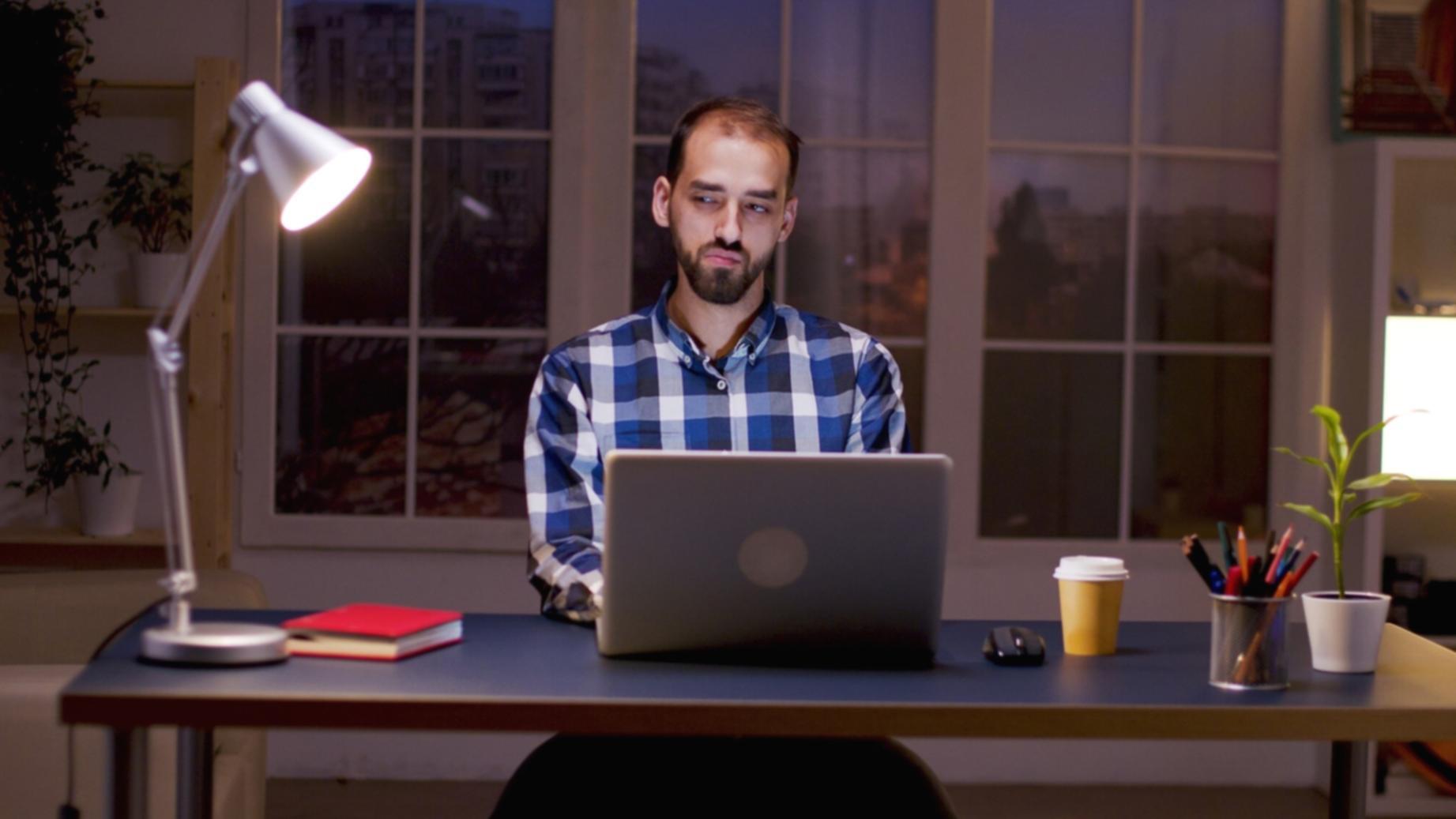 Equipo multidisciplinar trabajando en análisis financiero colaborativo