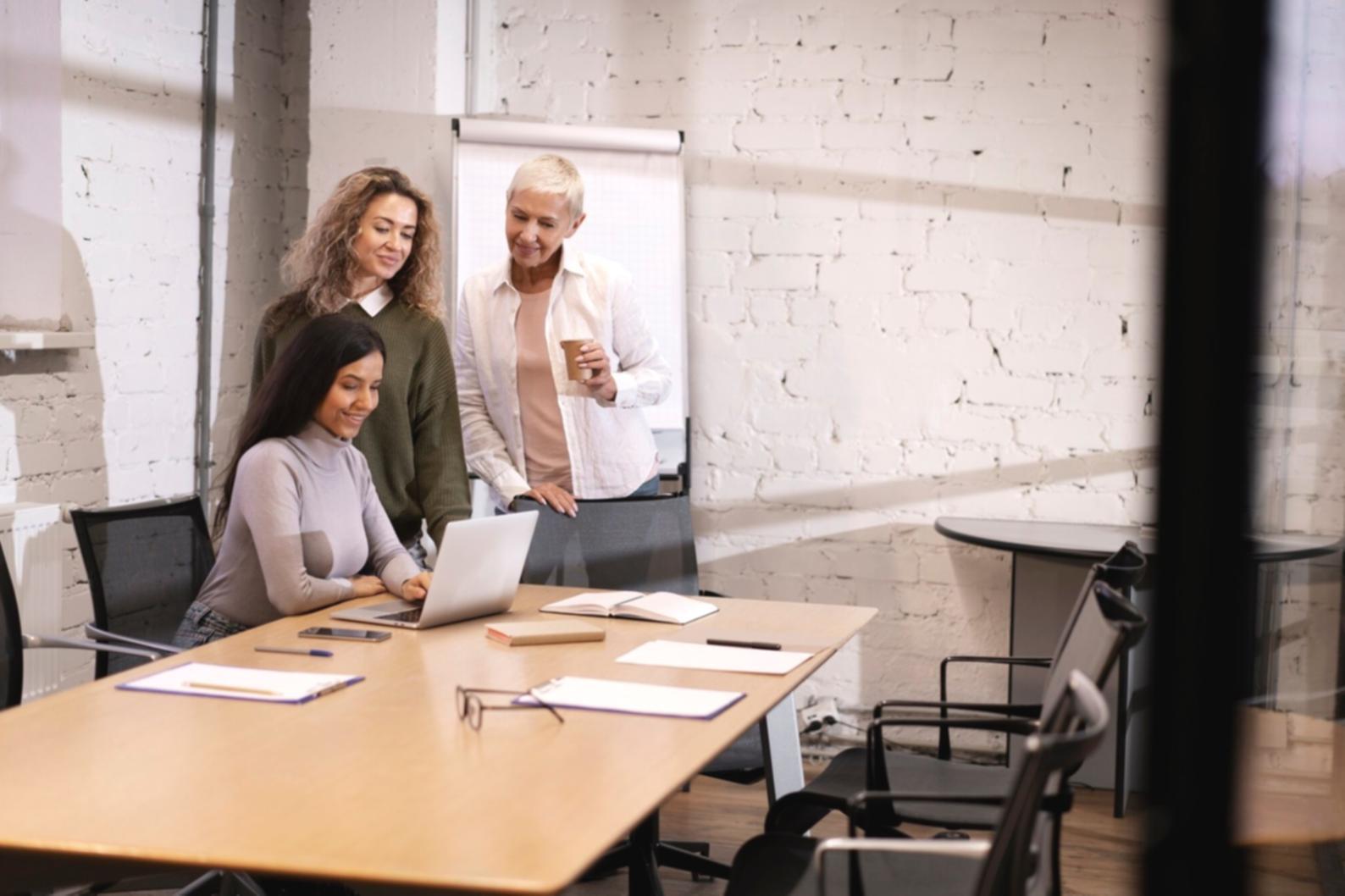 Análisis financiero profesional con gráficos y métricas de rendimiento