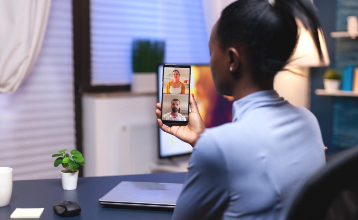 Equipo de analistas financieros trabajando con métricas de rendimiento